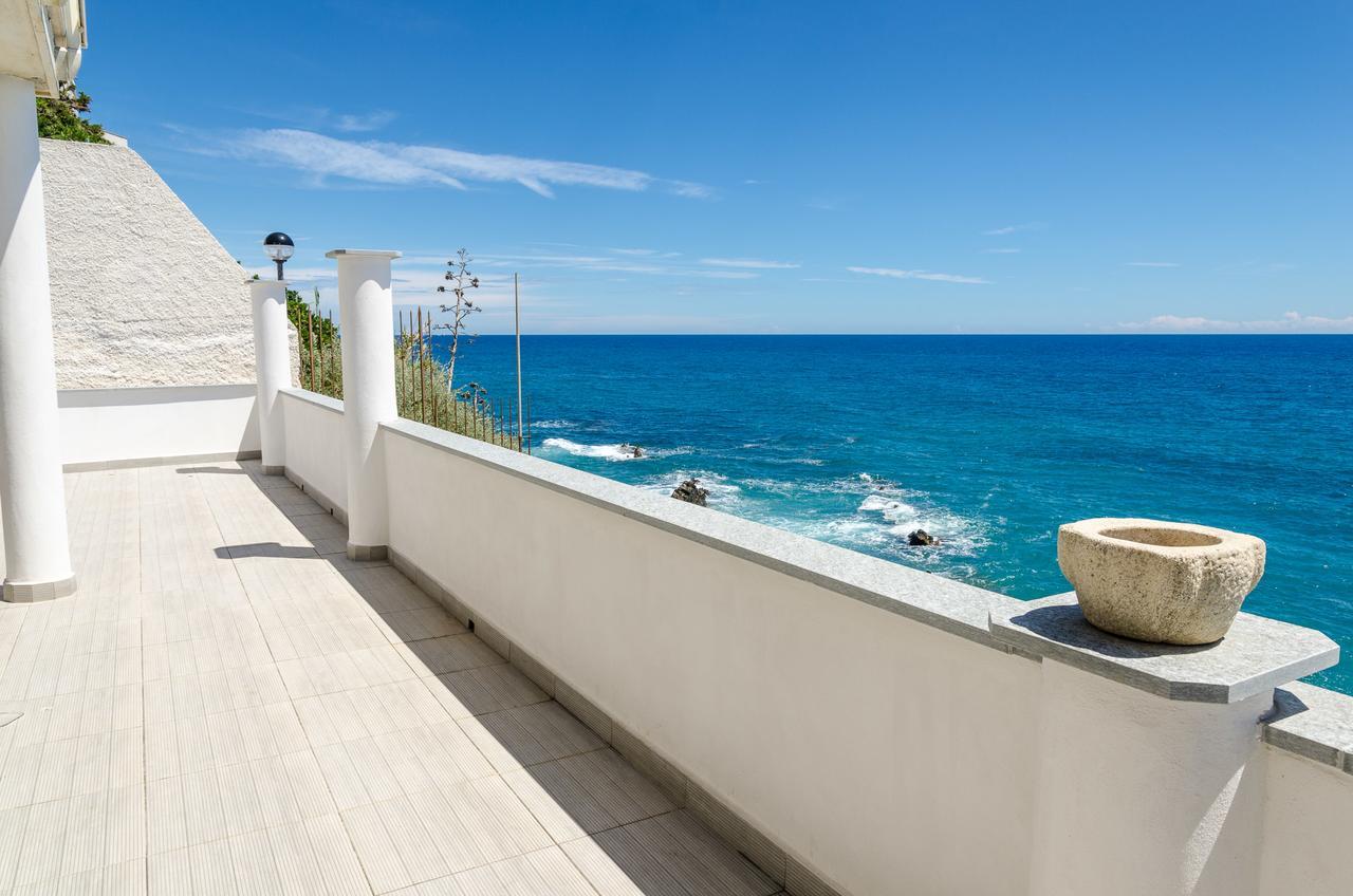 Seaside Holiday Apartment - Unique Location Cipressa Kültér fotó