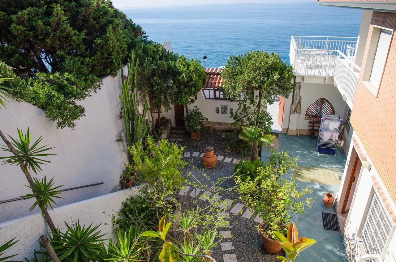 Seaside Holiday Apartment - Unique Location Cipressa Kültér fotó